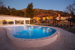 Piscina interna, piscina externa, espreguiçadeiras