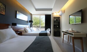 Premium Club Queen | 1 bedroom, premium bedding, minibar, in-room safe