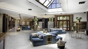 Un vaste espace de vie doté d’un haut plafond, de grandes fenêtres et d’un design moderne.