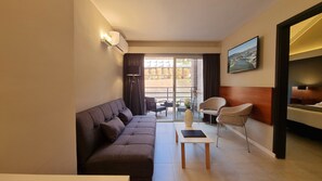 Suite del Cerro | Premium bedding, minibar, in-room safe, individually decorated - Pinares del Cerro Resort & Suites (Villa Carlos Paz)