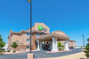 A Holiday Inn Express & Suites hotel with a covered entrance and a parking lot. - Holiday Inn Express Hotel & Suites Hobbs by IHG (Hobbs)
