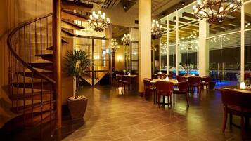 Lunch and dinner served