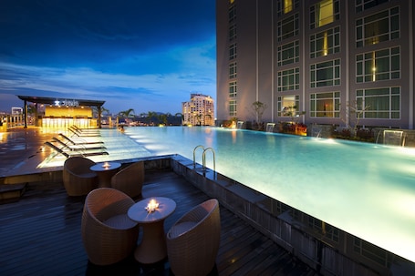 Una piscina al aire libre, sillones reclinables de piscina. Hatten Hotel Melaka