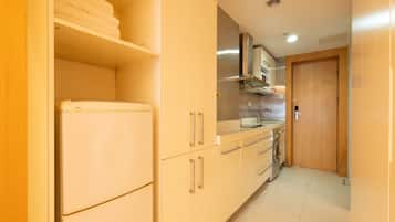 Habitación triple de lujo | Cocineta privada | Refrigerador, microondas, parrilla de estufa y artículos de limpieza