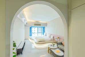 Standard Single Room | In-room safe, individually decorated, desk, blackout drapes - Private-Enjoyed Home Apartment Hotel of R&F Wales Apartment (Guangzhou)