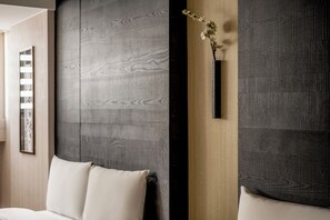 أغطية فراش متميزة وألحفة محشوة بالريش وميني بار وبديكورات فريدة لكل غرفة