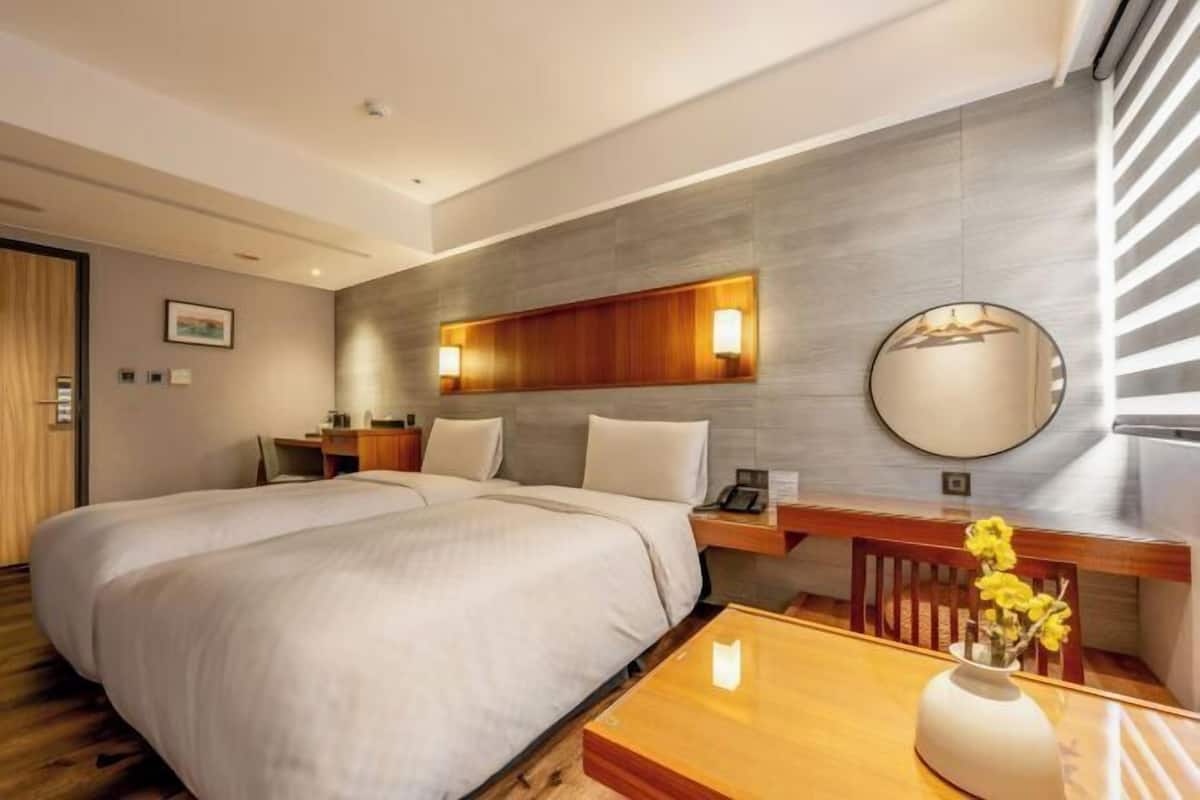 Premium bedding, down comforters, minibar, blackout drapes