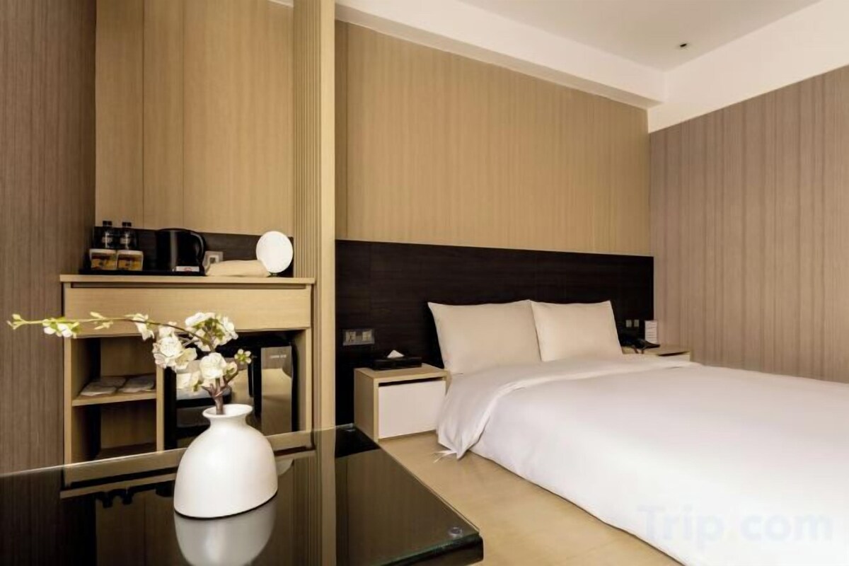 Premium bedding, down comforters, minibar, blackout drapes