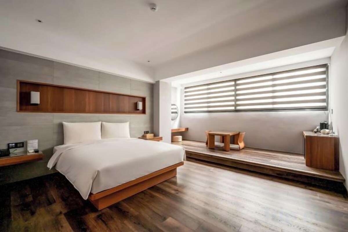 Premium bedding, down comforters, minibar, blackout drapes