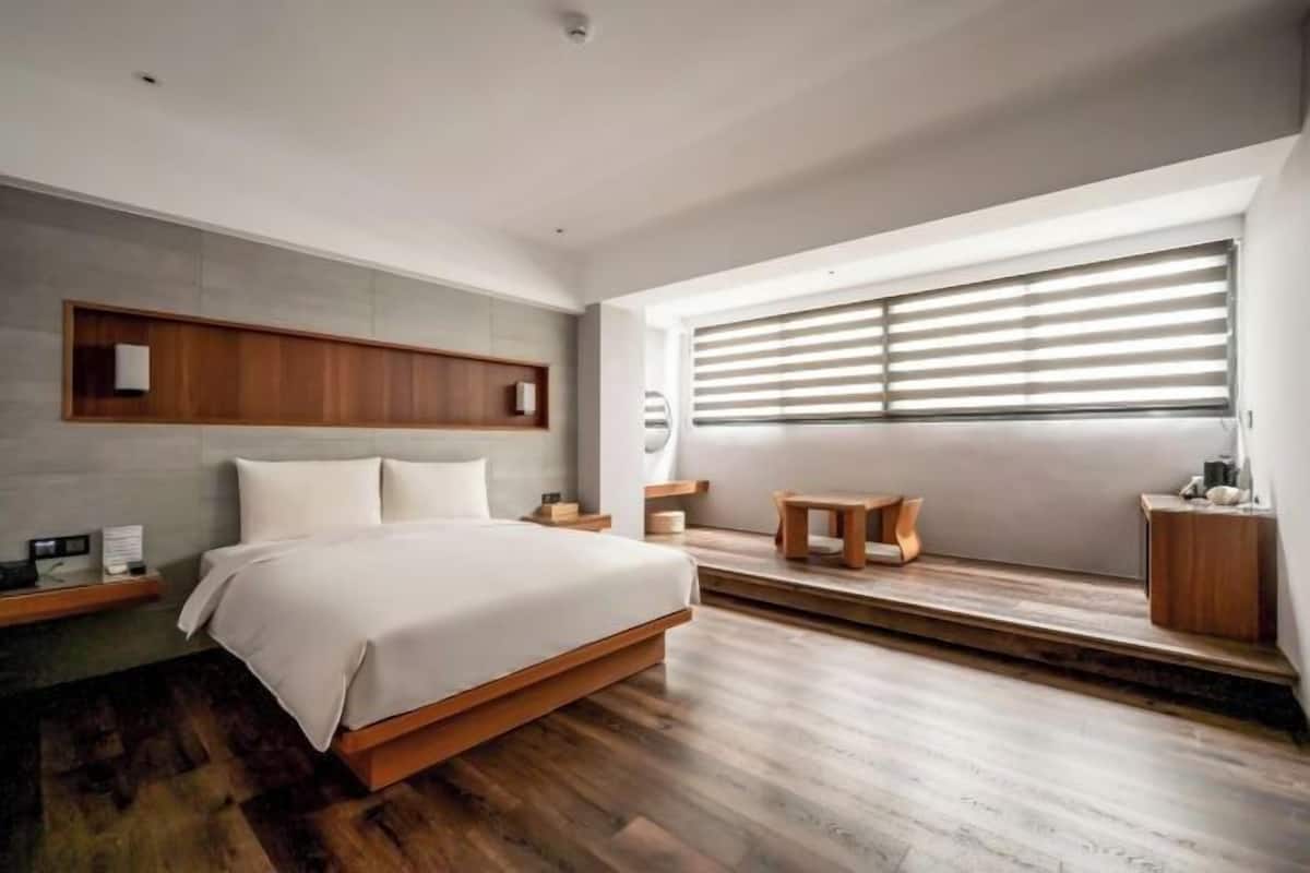 Premium bedding, down comforters, minibar, blackout drapes