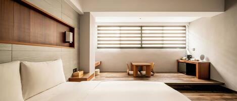 Ropa de cama de alta calidad, cubrecamas y minibar