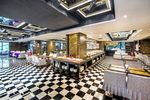 2 restaurants, breakfast served