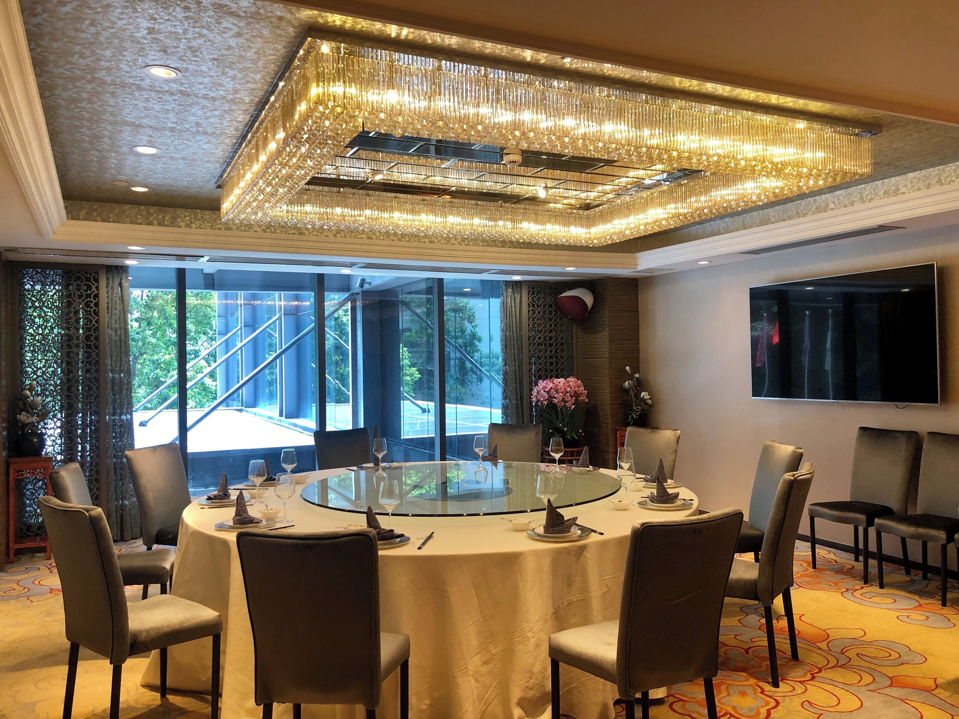 2 restaurants, breakfast served