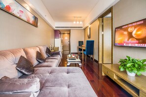 Suite ejecutiva, 1 habitación | Sala de estar | Una televisión de pantalla plana