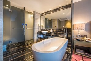 Suite Business | Bagno | Set di cortesia gratuito, asciugacapelli, accappatoio, pantofole