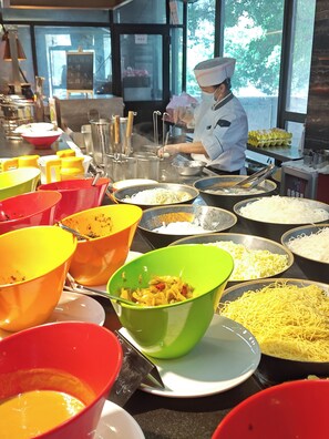 Daily buffet breakfast for a fee - La Perle International Hotel (Guangzhou)