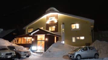 Fassade der Unterkunft – Abend/Nacht