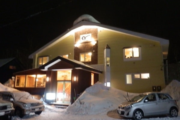 Fassade der Unterkunft – Abend/Nacht