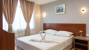 Appartement, 3 chambres | Lit avec matelas à plateau-coussin, minibar, bureau