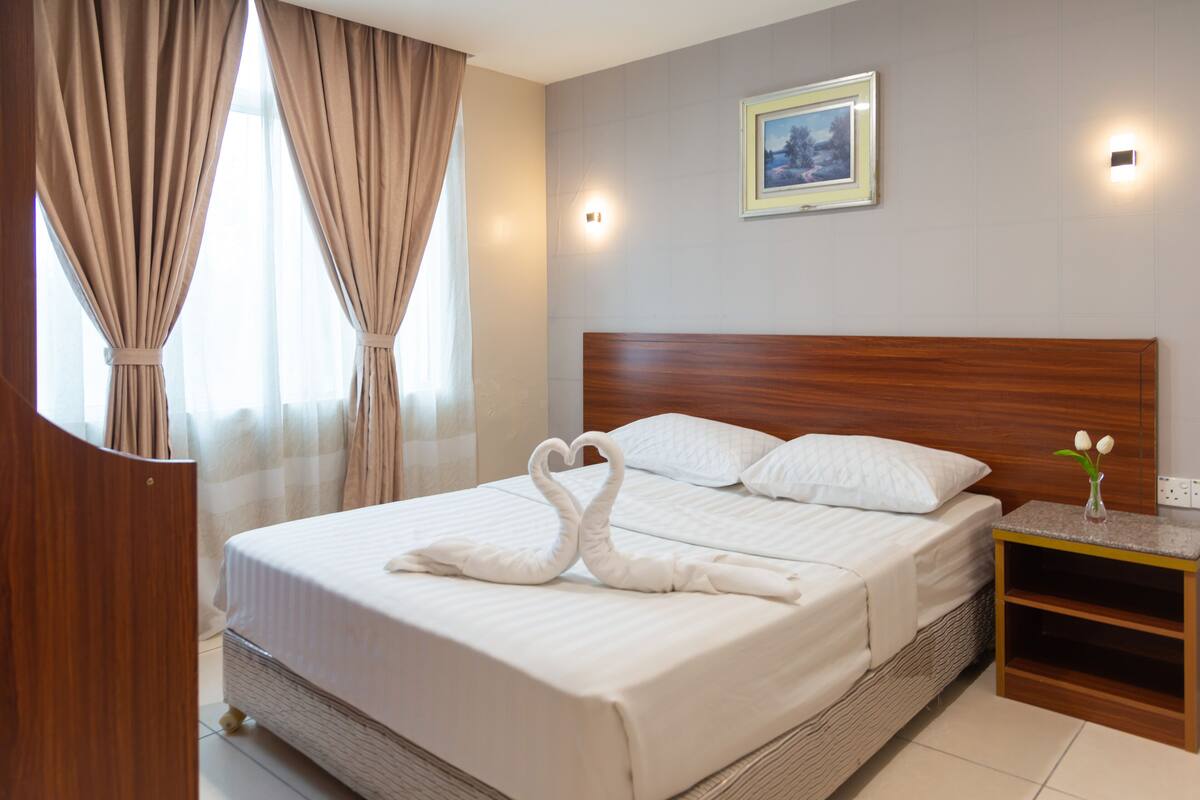Apartamento, 3 habitaciones | Colchones con acolchado adicional, minibar, escritorio