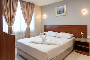 3 Bedroom Apartment | Pillowtop beds, minibar, individually decorated, individually furnished