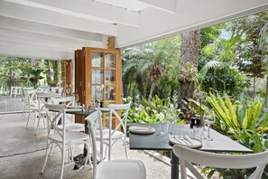 Breakfast and dinner served - Cedar Creek Lodges (Tamborine Mountain)