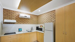 Self Contained Unit  | Private kitchen | Fridge, microwave, electric kettle - Sunray Motor Inn (Wilsonton)