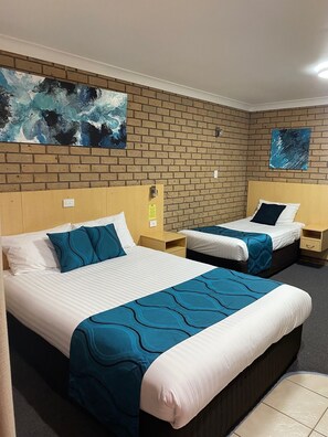 Queen Room + 1 | Premium bedding, down duvets, blackout curtains, iron/ironing board - Sunray Motor Inn (Wilsonton)