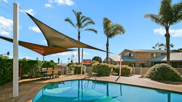 Outdoor pool - Sunray Motor Inn (Wilsonton)