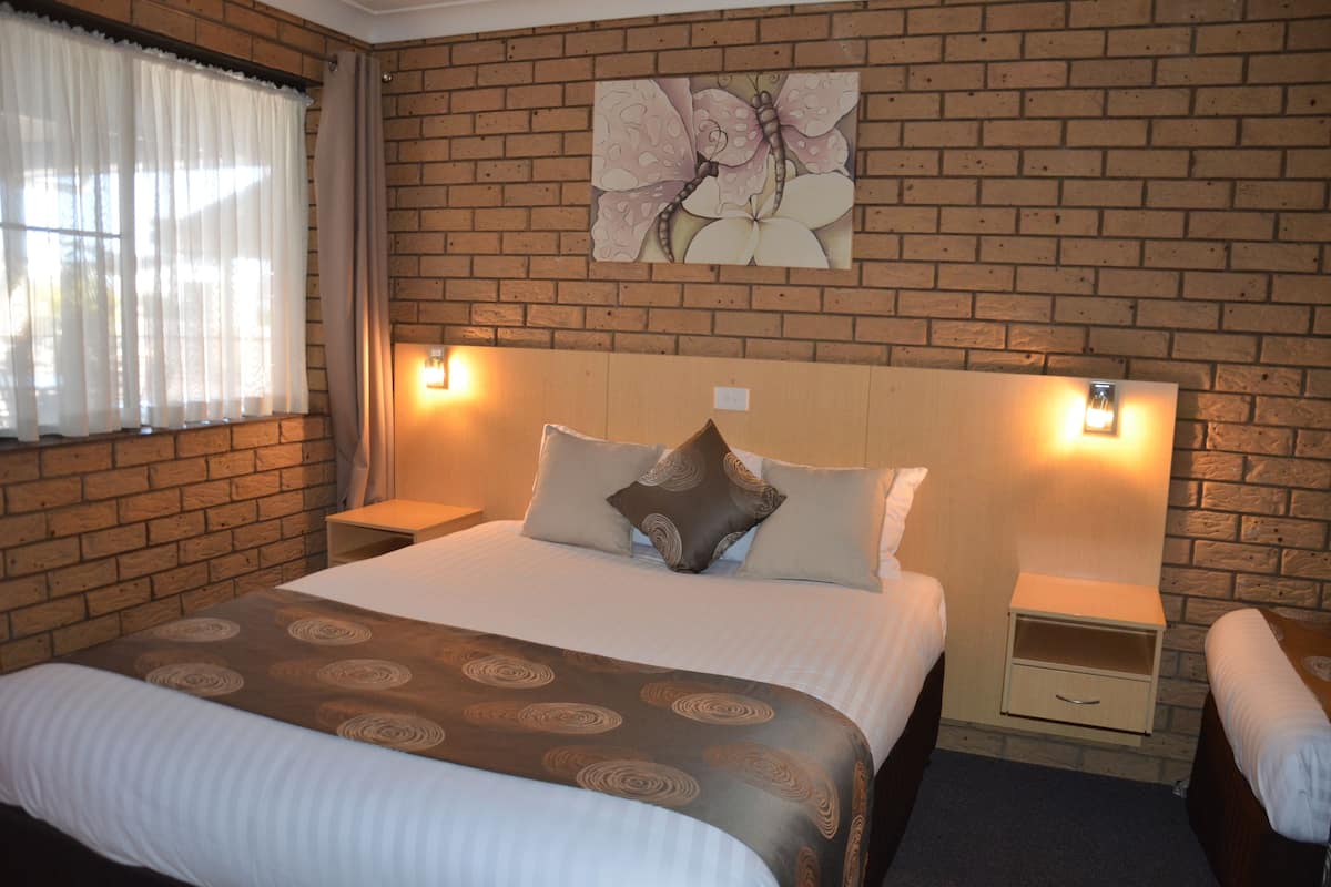 Queen Room + 1 | Premium bedding, down duvets, blackout curtains, iron/ironing board