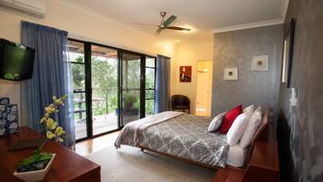 Deluxe dubbelrum (No Pets) | Minibar, individuell inredning, unika möbler och mörkläggningsgardiner