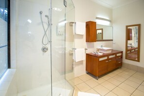 Superior Room, 1 Bedroom, Non Smoking, Balcony (No Pets) | Bathroom - Mt Cotton Retreat (Mount Cotton)