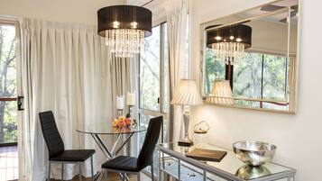 Self Contained Cabin, 1 Bedroom, Non Smoking, Kitchen (Pavilion in the Treetops), Pet-Friendly | In-room dining