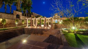 A stone building with columns and a staircase leading to a covered area. - Bijolai Palace - A Inde Hotel Jodhpur (Jodhpur)