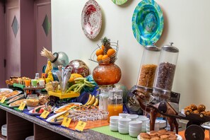 Café da manhã com buffet todos os dias (INR 399 por pessoa) 