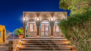 A stone building with a grand entrance, steps leading up to it, and potted plants around. - Bijolai Palace - A Inde Hotel Jodhpur (Jodhpur)