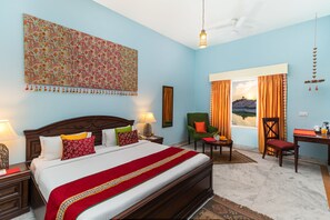 Vintage Suite | Een bureau, verduisterende gordijnen, een strijkplank/strijkijzer