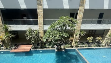 Kolam renang outdoor, dengan kursi berjemur