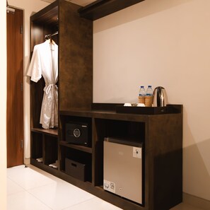 Mini-bar avec articles gratuits, coffres-forts dans les chambres, bureau