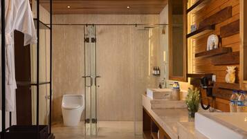Suite Exécutive | Salle de bain | Douche, articles de toilette gratuits, sèche-cheveux, chaussons