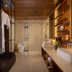 Executive Suite | Bathroom | Shower, free toiletries, hair dryer, slippers - Crystalkuta Hotel - Bali (Kuta)
