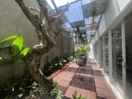 Breakfast, lunch, dinner served; international cuisine 