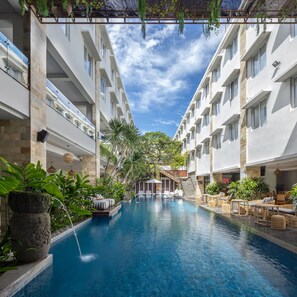 Outdoor pool, pool loungers - Crystalkuta Hotel - Bali (Kuta)
