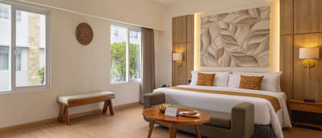 Suite Junior | Minibar contenant certains articles gratuits, coffre-fort, bureau