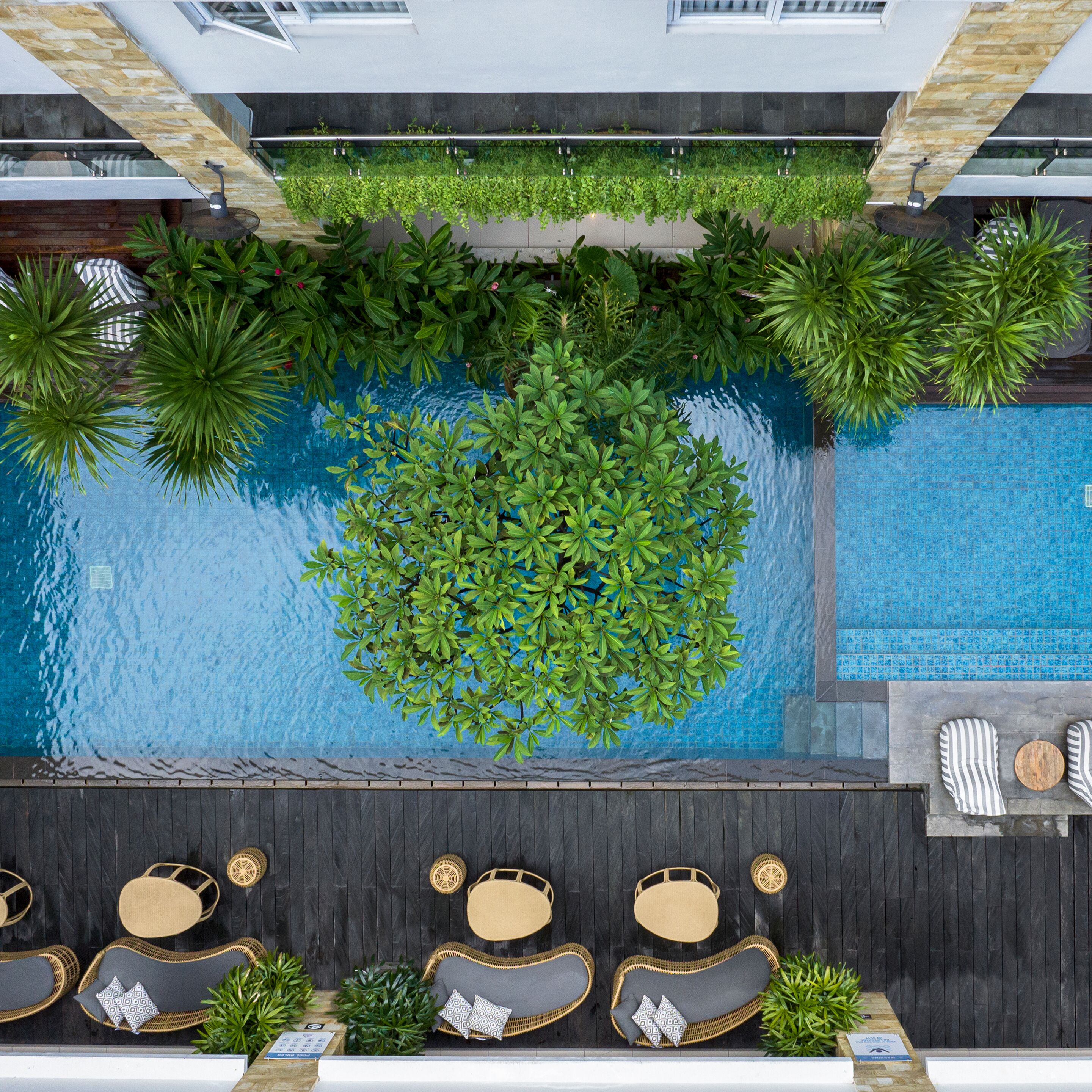 Una piscina al aire libre, sillones reclinables de piscina