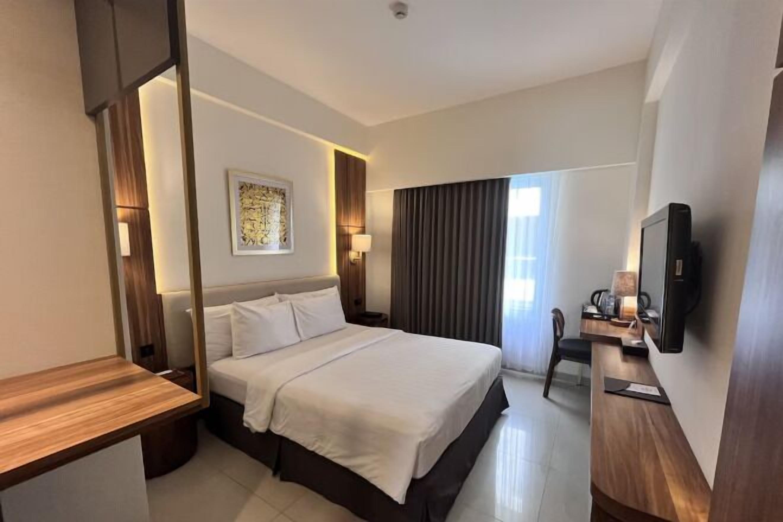 Free minibar items, in-room safe, desk, laptop workspace