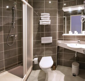 Een douche, gratis toiletartikelen, een haardroger, handdoeken