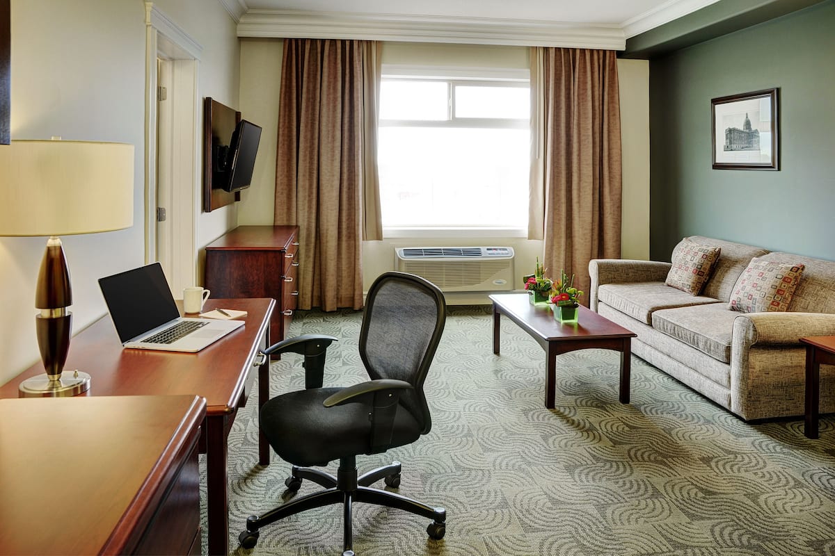 Executive Suite | Living room | 40-inch LCD TV with satellite channels, TV