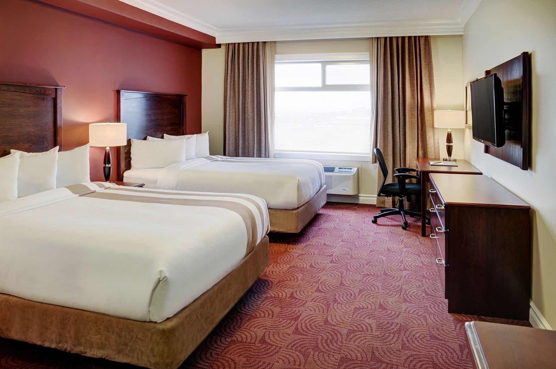 Roupas de cama premium, escrivaninha, cortinas blackout