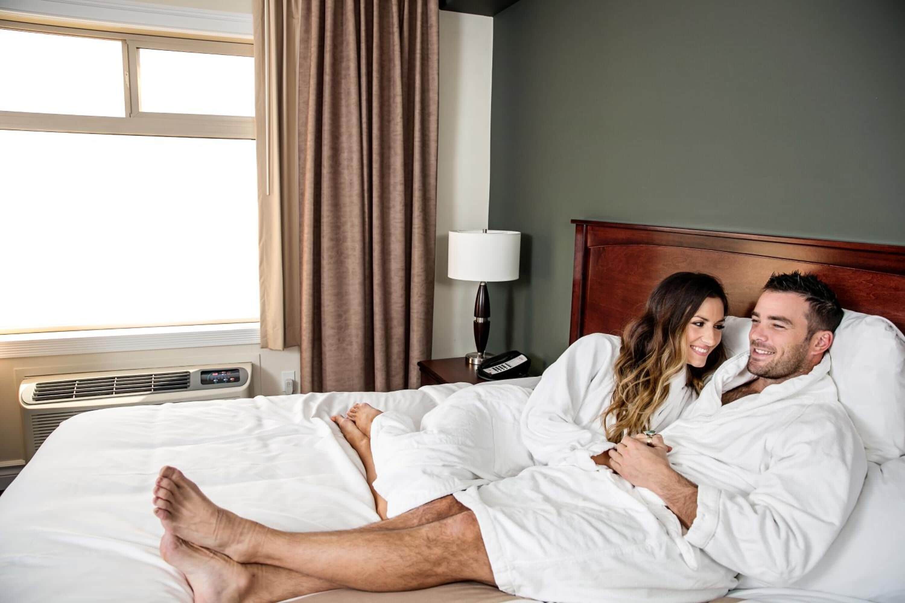 Bộ đồ giường cao cấp, bàn, màn/rèm cản sáng 